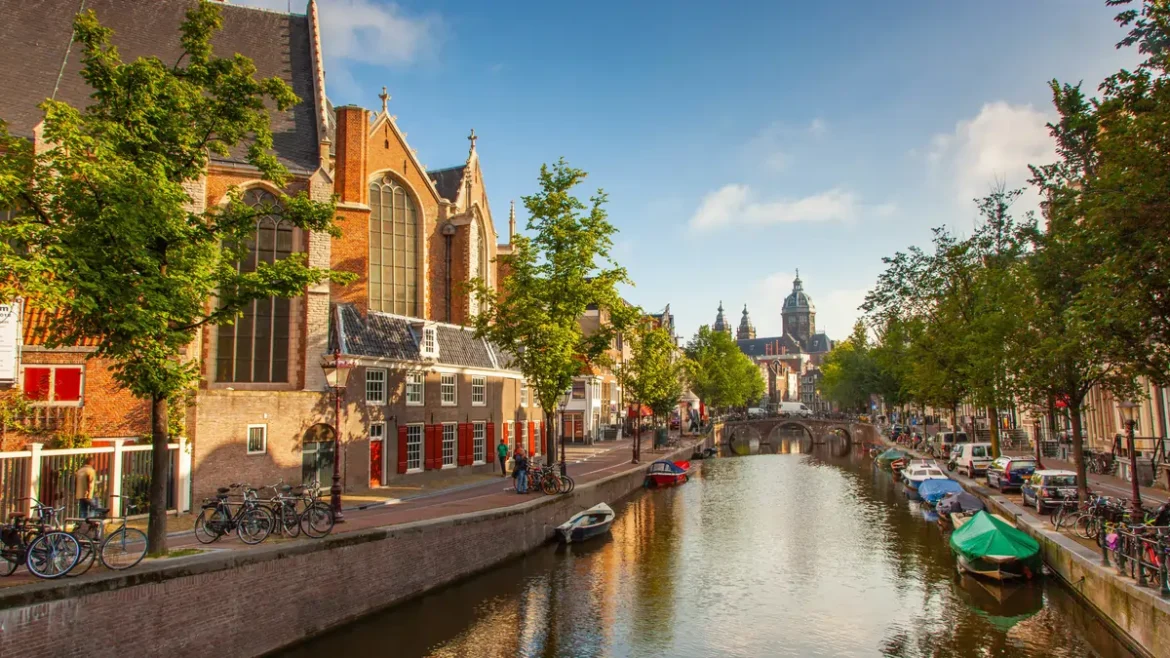 Amsterdam, Belanda – Kota kanal yang mempesona dengan museum dan kehidupan malam yang semarak Amsterdam, Belanda – Kota kanal yang mempesona dengan museum dan kehidupan malam yang semarak