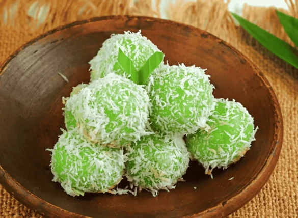 Rahasia Lembutnya Klepon, Kue Tradisional dengan Gula Merah Cair di Dalamnya